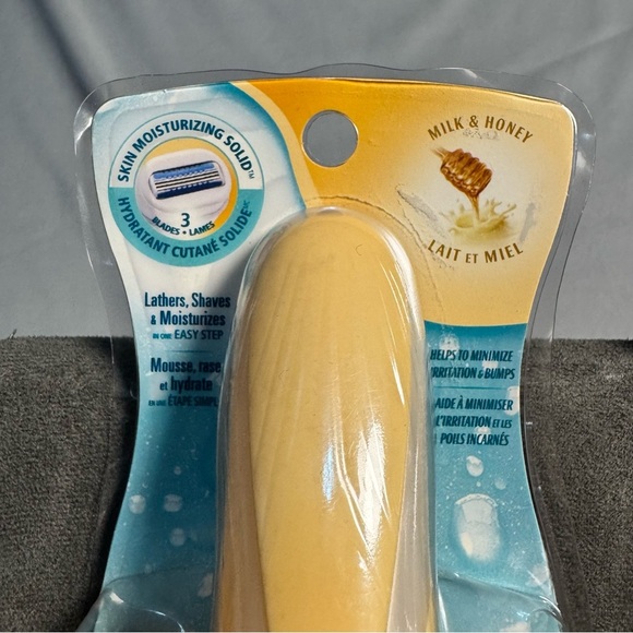Schick Intuition Plus Razor – Milk & Honey Soothing Moisture | 2 Razors Sealed - Picture 3 of 12